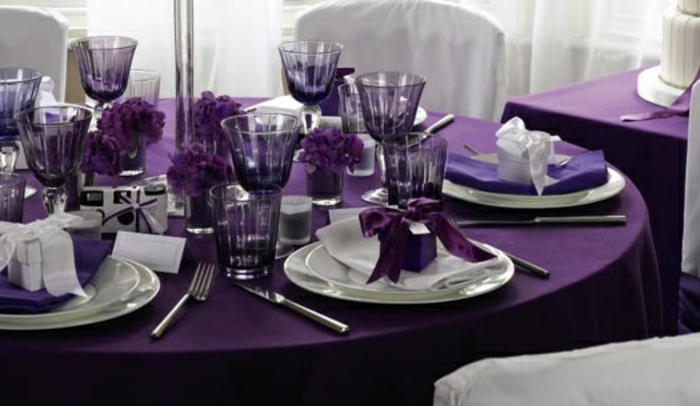 Hochzeit-tischdekoration-weiß-und-violet