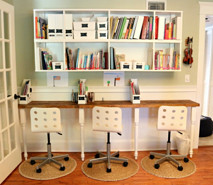 Ike-Möbel-Schreibtisch-drei-Plätze-Stühle-interessantes-Design-Bücherregale-Violine