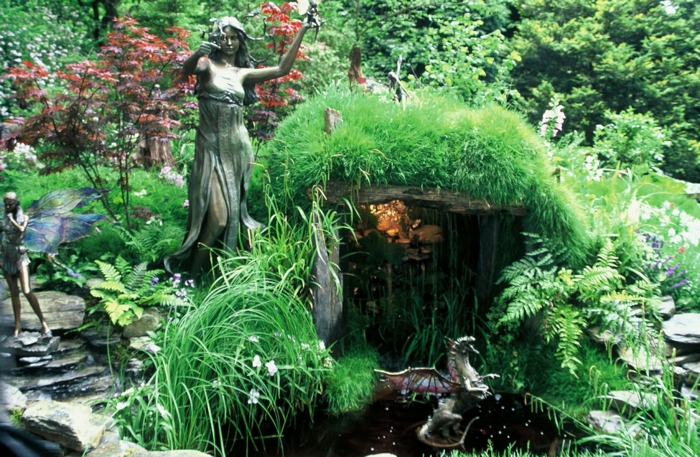 Jane-Austens-Garten-britisch-berühmt-aristokratisch-kleiner-Wasserfall-See-Göttinnen-Feen-Statuen