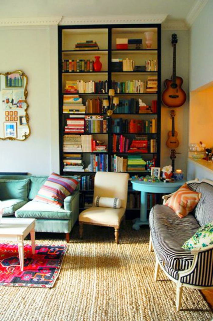 Jugendzimmer-künstlerische-Gestaltung-Gitarren-Boho-Chic-Einrichtung-kleine-gestreifte-Couch