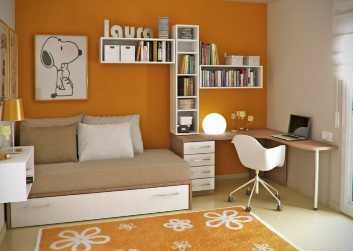 Jugendzimmer-orange-Wand-Teppich-sofa-Schreibtisch-elegantes-Design-Regale-Bücher
