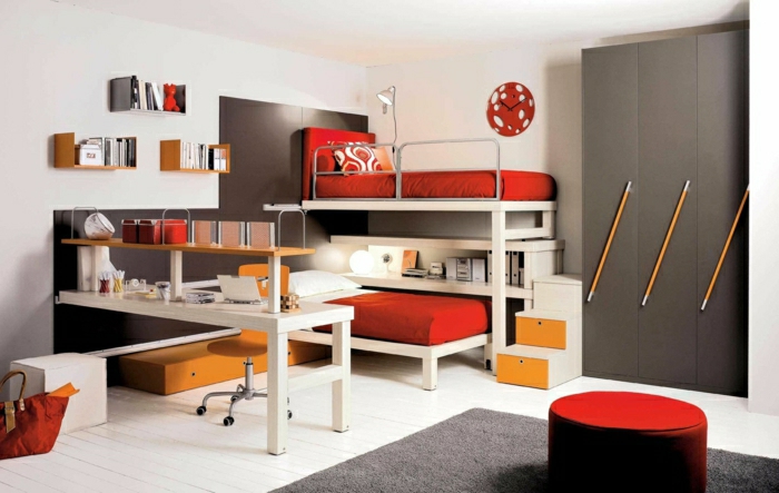 Kinderzimmer-Hochbett-rote-orange-Einrichtung-schreibtisch-weiß-orange-Stuhl-Rollen-Regale