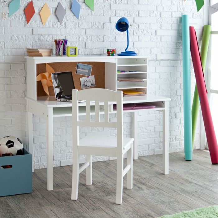 Kinderzimmer-Jugendzimmer-Schreibtisch-mit-Regal-weiß-blaue-Leselampe-Wecker-weiße-Ziegelwände-Wanddekoration-Fußball