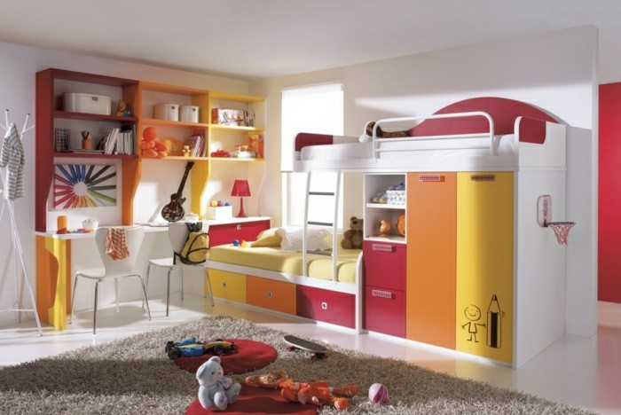 Kinderzimmer-Junge-grelle-Farben-Schreibtisch-Regalen-Gitarre-rote-Lampe-Plüschtiere-Hochbett-flaumiger-Teppich