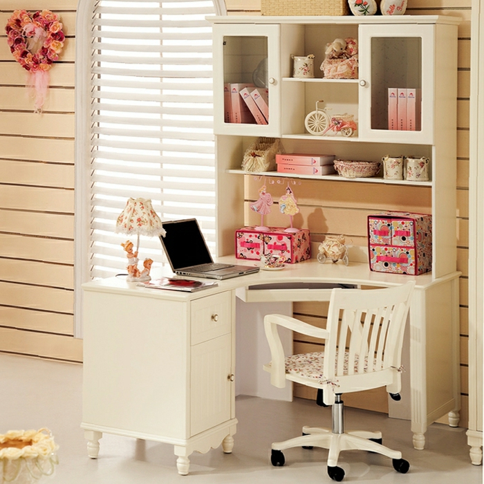 Kinderzimmer-Mädchen-schreibtisch-weiß-Regale-rosa-Elemente-shabby-chic-Stil-Schubladen-Stuhl-Rollen