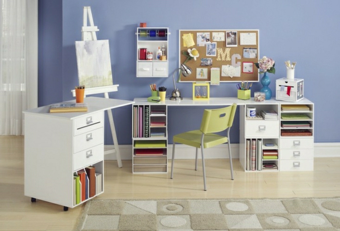 Kinderzimmer-Schreibtisch-Schubladen-kleine-Regale-Tafel-grüner-Stuhl-beige-Teppich