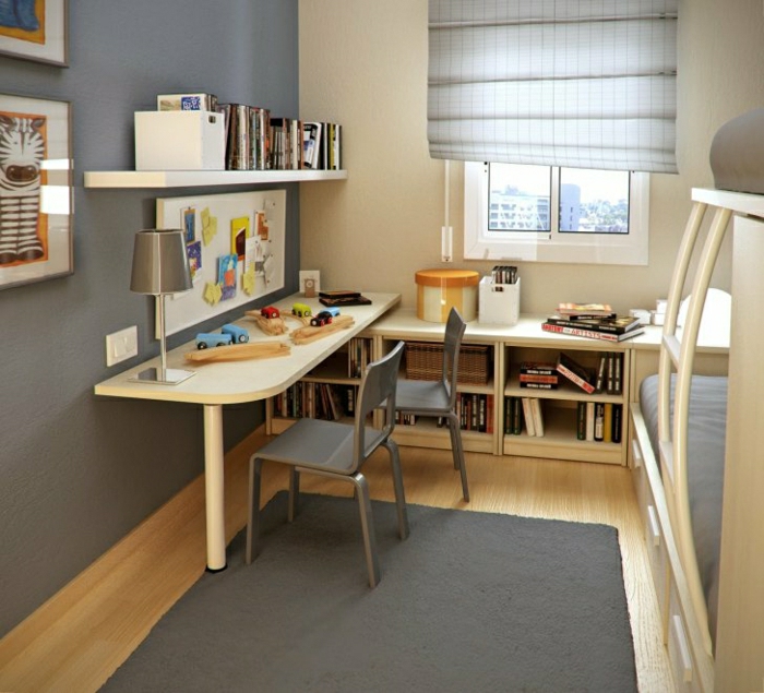 Kinderzimmer-Schreibtisch-mit-Regal-Hochbett-Bücher-graue-Stühle-Teppich-Wand