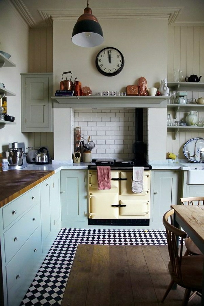 Küche-gemütlich-alte-Wanduhren-industrielle-Lampe-blaue-Unterschränke