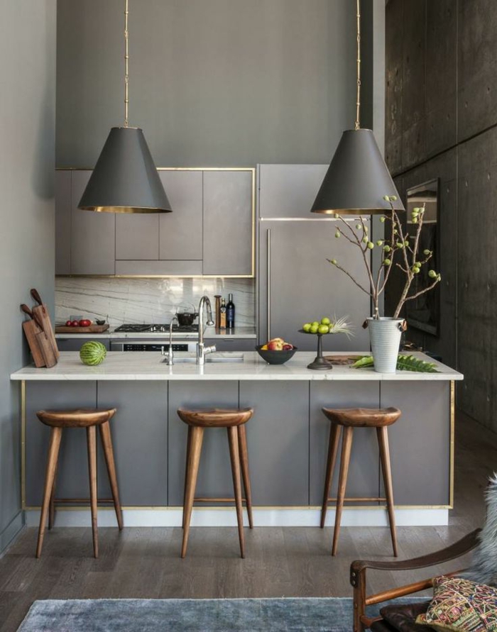 Küche-graues-Interieur-elegantes-Design-hölzerne-Barhocker