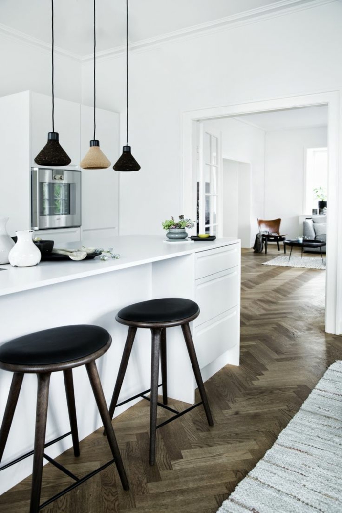 Küche-minimalistisch-Kontraste-schwarz-weiß-moderne-hängende-Leuchten-Bar-Hocker