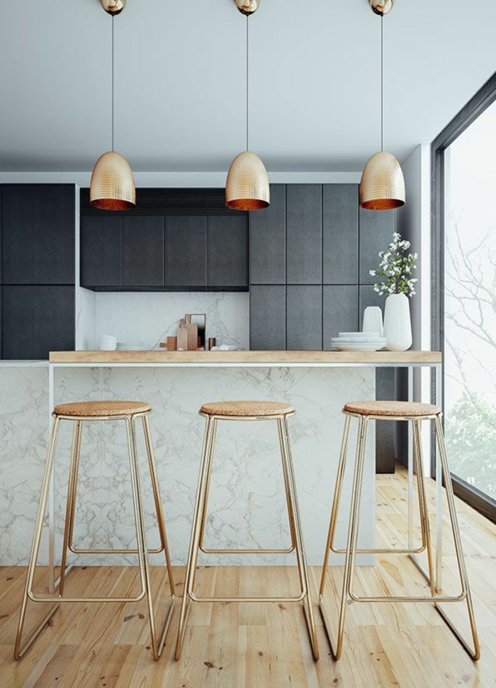 Küche-minimalistisches-Interieur-Kupfer-Barhocker-Leuchten