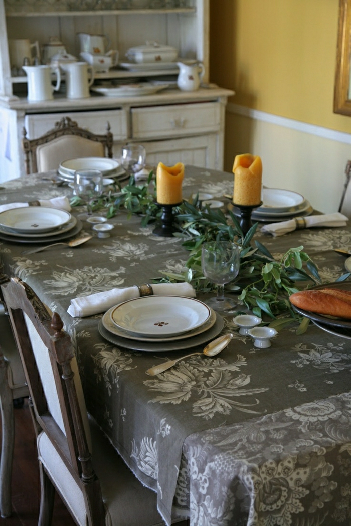Küche-rustikale-Ausstattung-graue-Tischdecke-Leinen-Geschirr
