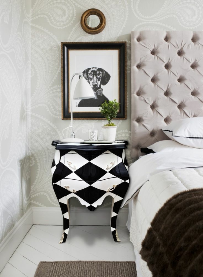 Nachttisch-Barock-Kommode-schwarz-weiß-schachbrettartig-goldene-Elemente-Schlafzimmer-Hund-Bild-Leselampe