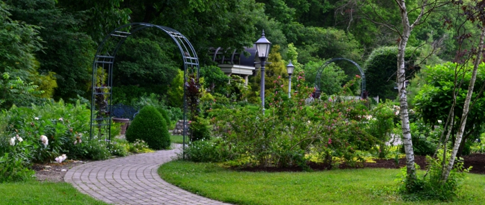 Park-Garten-englisch-britisch-Grün-Büsche-Birke-Straßenlampen-Metall-Bogen