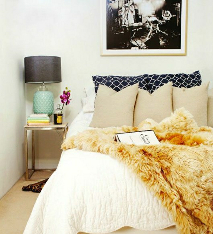 Pelz-Bettüberwurf-elegantes-Schlafzimmer-beige-Kissen