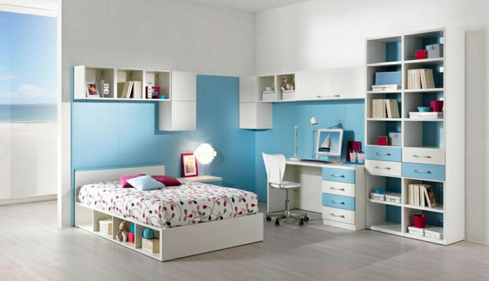 Schlafzimmer-Mädchen-blaue-Akzente-breites-Bett-bunte-Bettwäsche-Schreibtisch-Computer-Leselampe-Regale-Schubladen-Oberschrank
