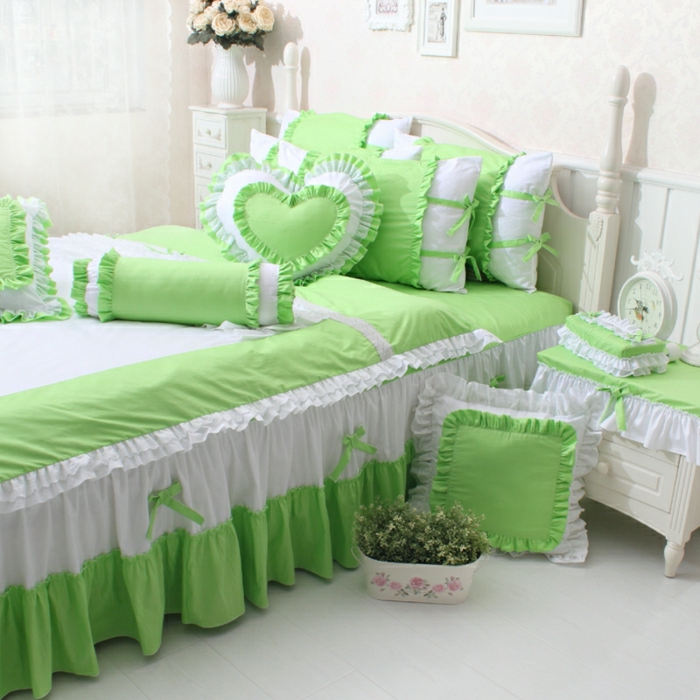 Schlafzimmer-romantische-Gestaltung-weiß-grün-Herzen-Kissen-shabby-chic-Stil-Bänder