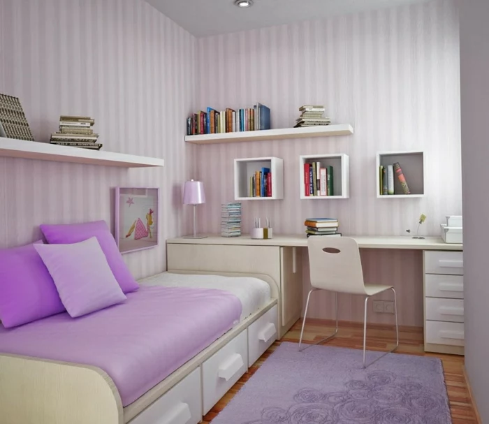 Schlafzimmer-schönes-Interieur-lila-Akzente-Schreibtisch-Regale-weiß-Bücher-kleine-Lampe-weiches-Sofa-Kisse-Schubladen