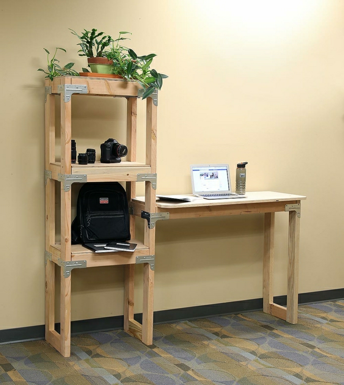 Schreibtisch-mit-Regal-Holz-selber-machen-Topfpflanzen-Laptop-Camera-Rucksack