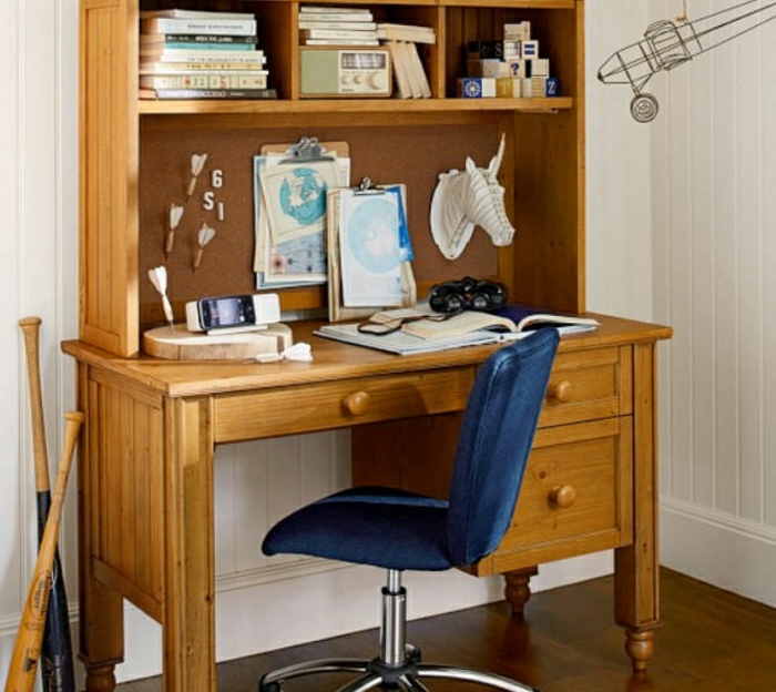Schreibtisch-mit-Regal-Holz-vintage-Bücher-blauer-Stuhl