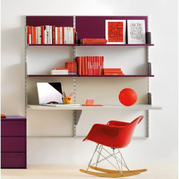 Schreibtisch-mit-Regal-Schubladen-roter-Sessel-Bücher-Bilder