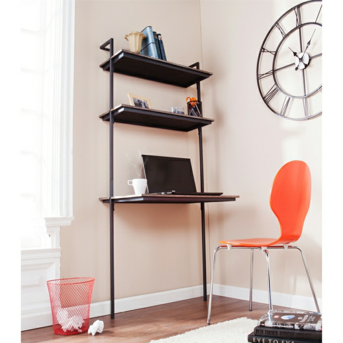 Schreibtisch-mit-Regal-orange-Stuhl-roter-Eimer-Bücher-Wanduhr