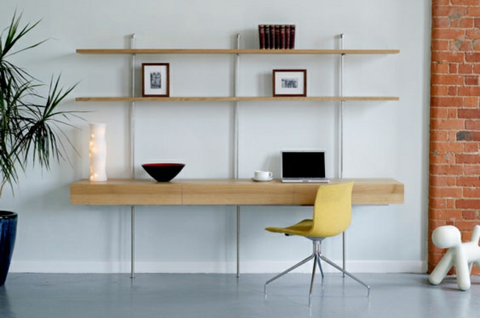 Schreibtisch-mit-Regal-stilvoll-elegant-Laptop-gelber-Stuhl-Bücher-Bilder-Blumentopf