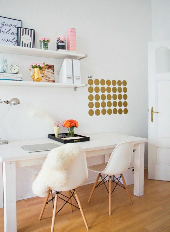Schreibtisch-mit-Regal-weiß-Stuhl-interessantes-Design-Pelz-orange-Blumen-Laptop-Leselampe-Wecker-goldene-Wandtattoo