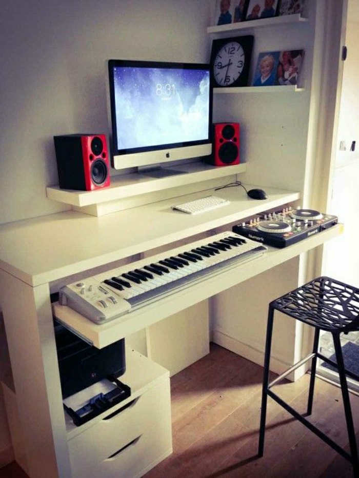 Schreibtisch-mit-Regal-weiß-elektronisches-Klavier-Mac