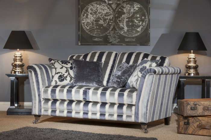 Sofa-Streifen-graue-Nuancen-Kissen-Plüsch-vintage-Interieur