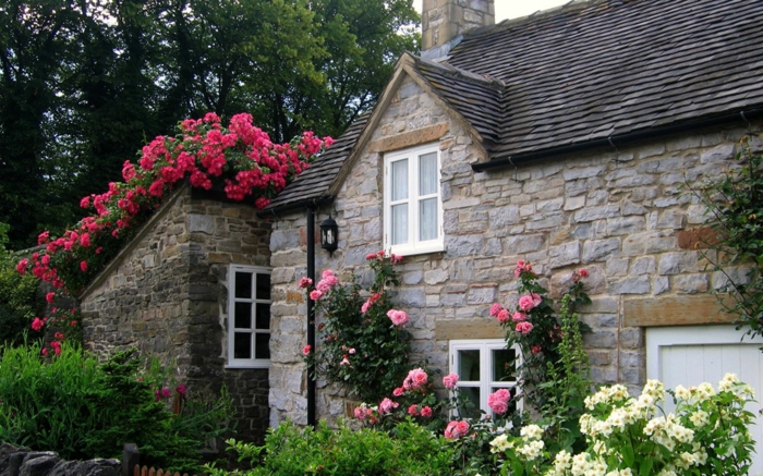 Steinhaus-großartig-aristokratisch-Garten-englisches-Vorbild-Rosen