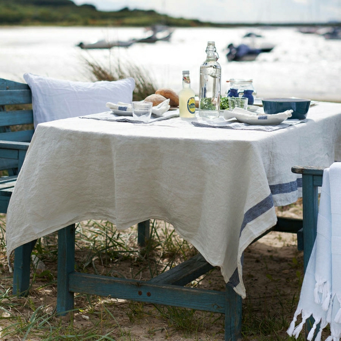Strand-schöne-Tischdekoration-vintage-Stil-blauer-Tisch-Stühle-Geschirr-Mittagsessen-Tischdecke-naturales-Leinen