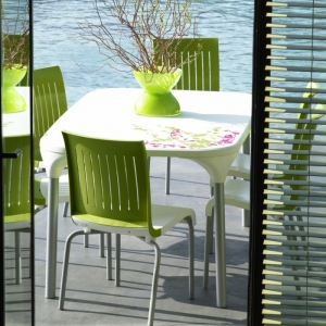 Tisch mit Stühlen - ein Schmuckstück für Ihre Wohnung - Archzine.net