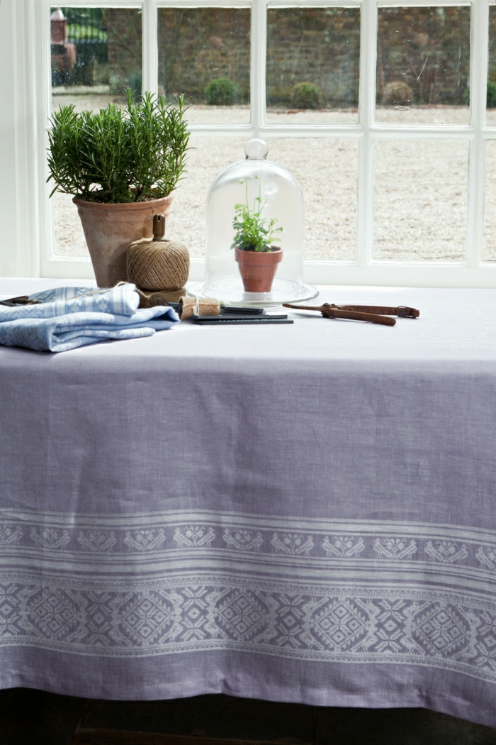 Tischdecke-Leinen-lila-Lavendel-Farbe-weiße-Dekorationselemente-Topfpflanzen