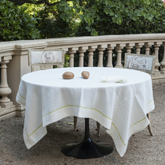 Veranda-aristokratische-Gestaltung-weiße-Tischdecke-Leinen-Brötchen