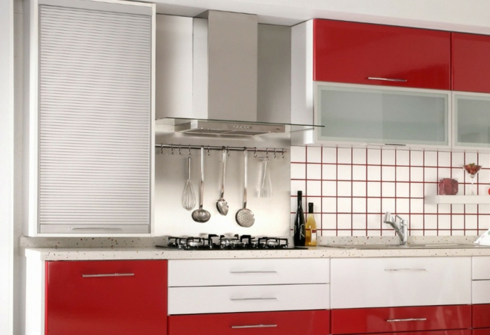 Wandschrank-für-Küche-rot-silber-weiß