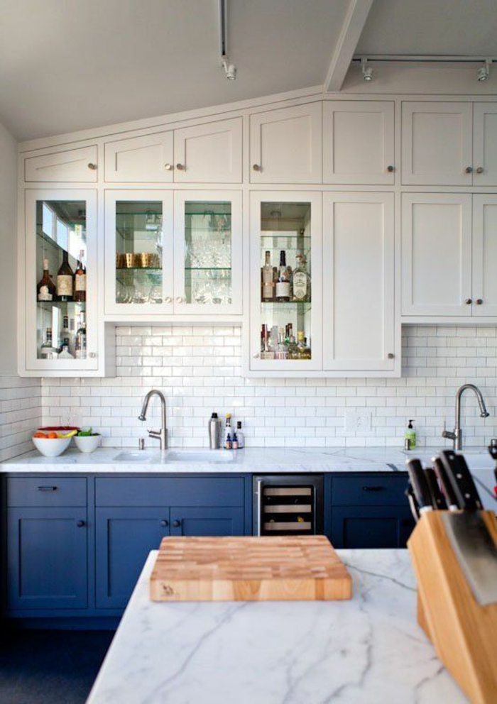 Wandschrank-für-Küche-wandfliesen-blau-weiß