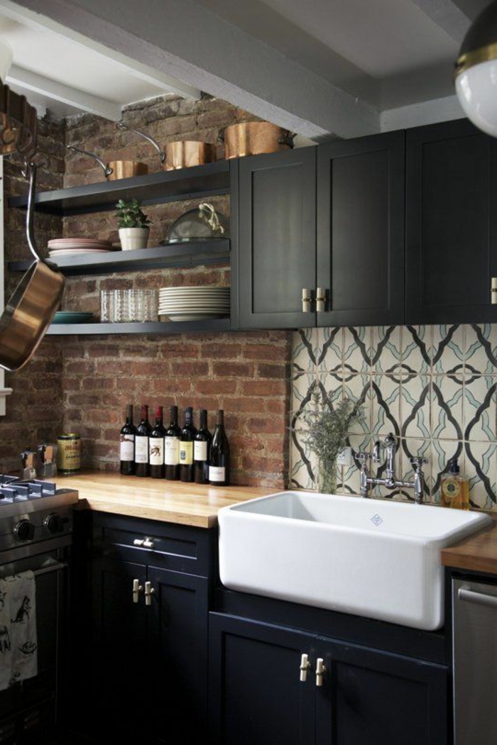 Wandschrank-für-Küche-ziegelwand-schwarz