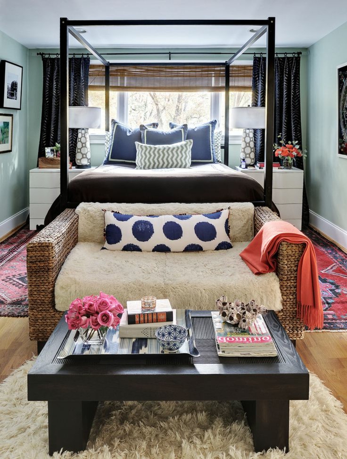 Wohnzimmer-schöne-Gestaltung-kleine-Rattan-Couch-Wolle-Polster-orange-Schlafdecke-Couchtisch-Bücher-Zeitschriften-Rosen