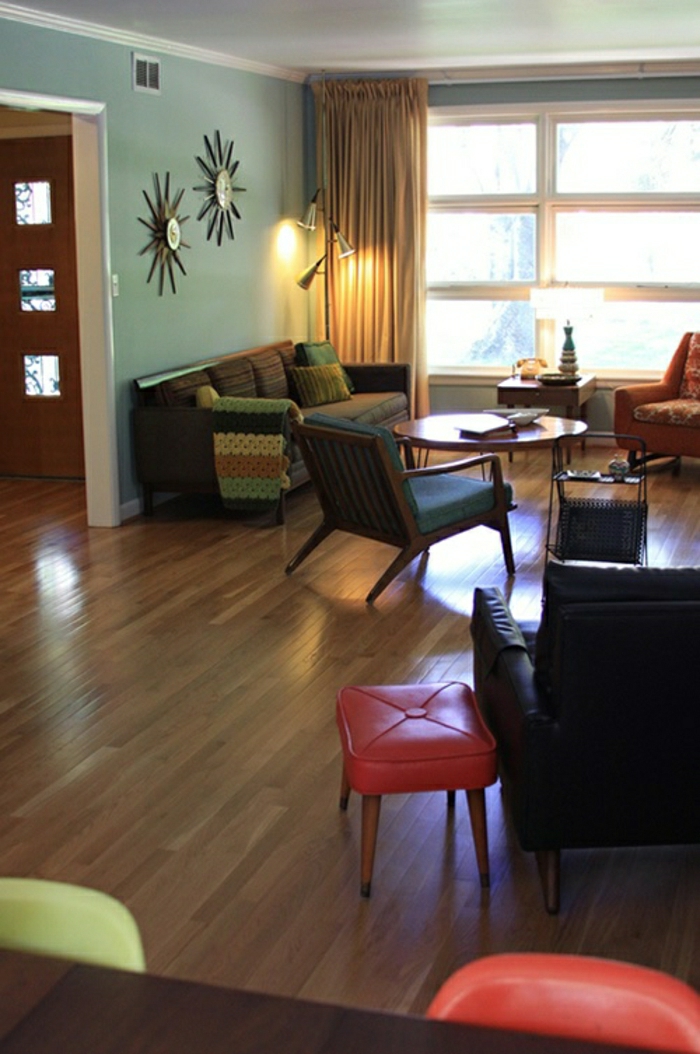 alte-Wanduhren-gemütliches-Wohnzimmer-roter-Hocker-Leder-Sofa-Sessel