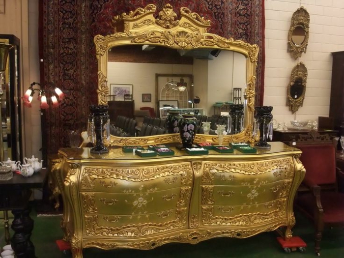 antike-kommoden-golden-Spiegel-prachtvoll-großartig