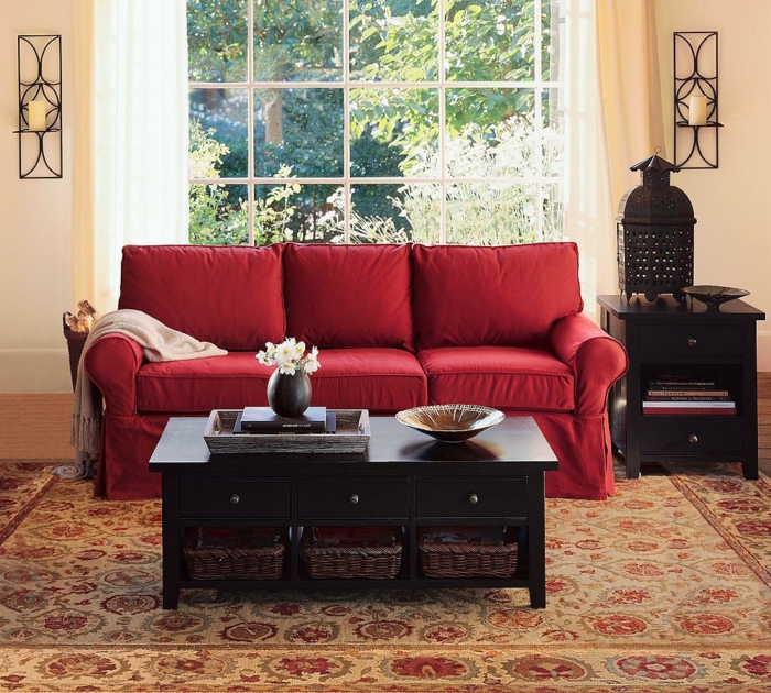 ausgefallene-deko-elegantes-rotes-sofa