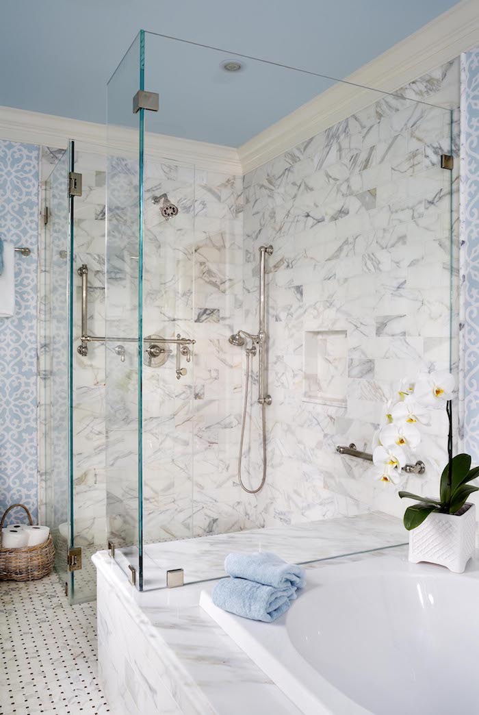 Duschkabine aus Glas installieren, Badezimmer Fliesen in Blau und Weiß 