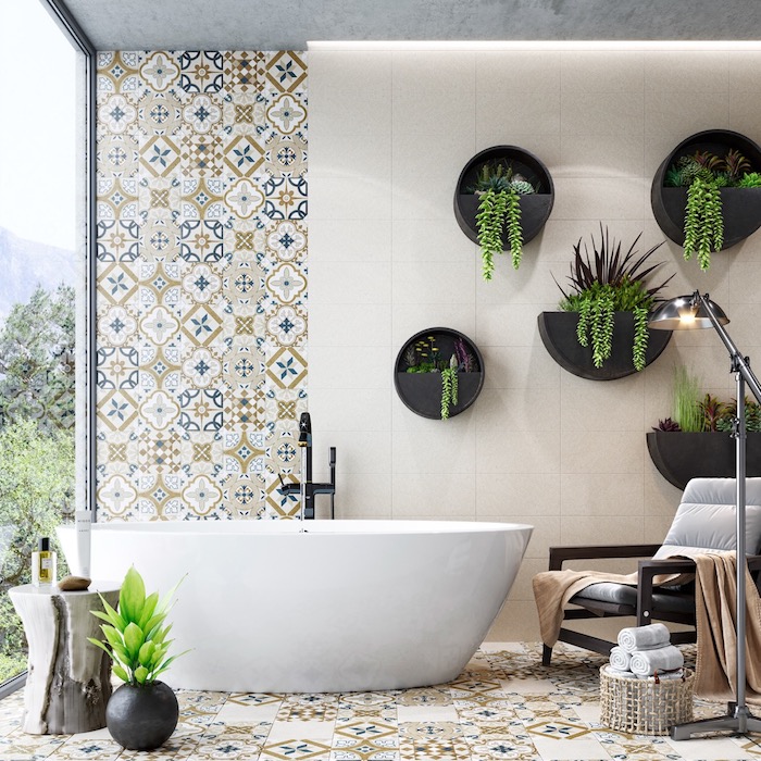Badezimmer Fliesen in marokkanischem Stil, weiße Badewanne aus Keramik, schwarze Blumentöpfe an der Wand 