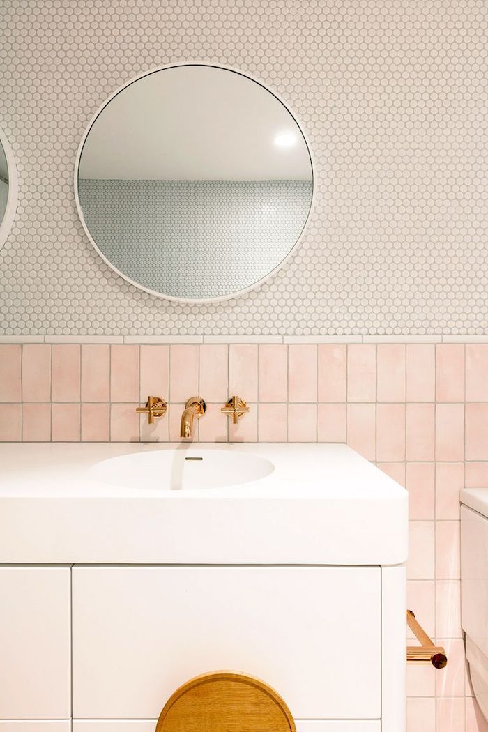 Bad simpel gestalten, Fliesen in Rosa und Weiß, runder Spiegel, goldener Wasserhahn 