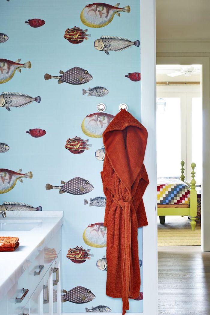 Wandgestaltung im Badezimmer, bunte Fische auf blauem Grund, weißer Schrank 