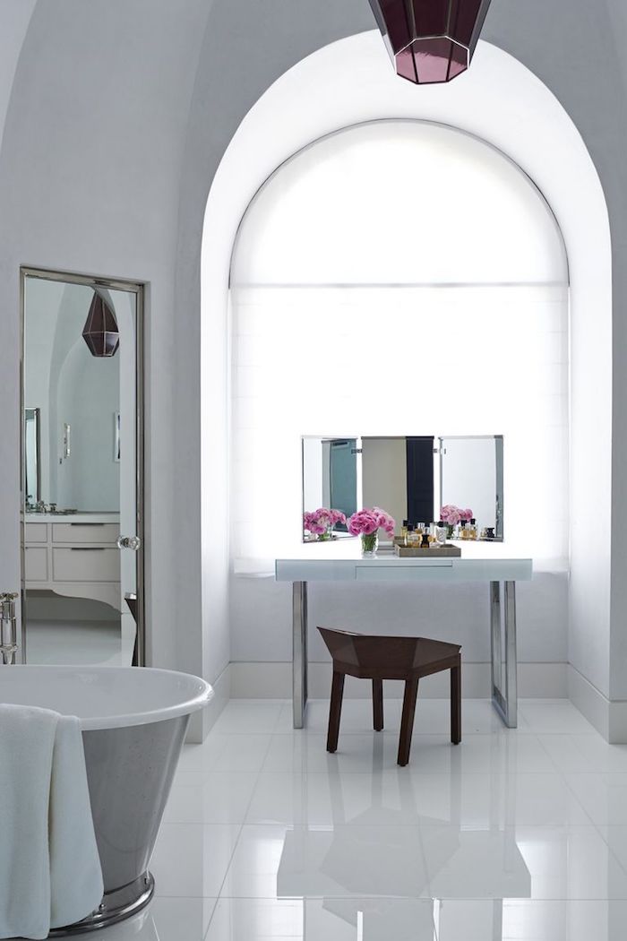 Luxus Badezimmer in Weiß, abgerundeter Schrank, Keramik Badewanne, Schminktisch und viereckiger Spiegel