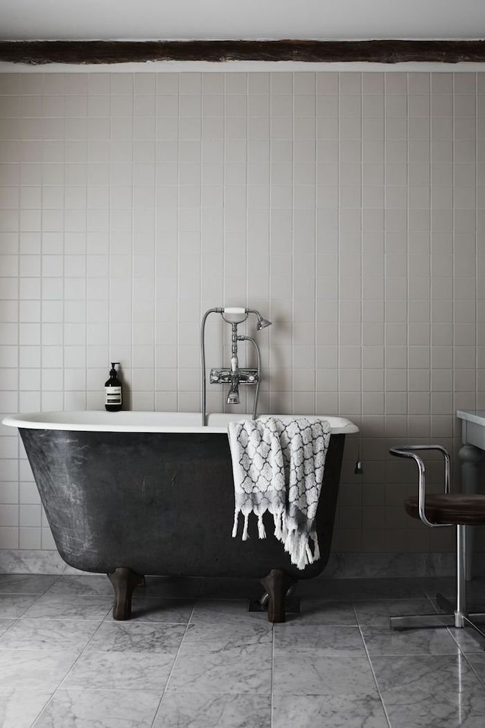 Bad Gestaltung in minimalistischem Stil, weiße Mini Fliesen, Badewanne schwarz außen und weiß innen 