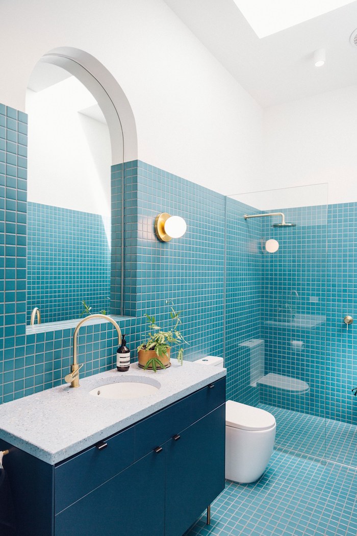 Badezimmer gestalten in Blau und Weiß, Mini Fliesen, abgerundeter Spiegel, Dusche abgetrennt mit Glas
