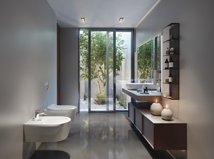 Simples Design für Badezimmer in Weiß mit Holzmöbel, Glastür zum Garten 